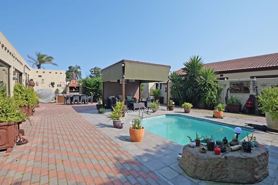 7 Bedroom Property for Sale in Bloubergrant Western Cape